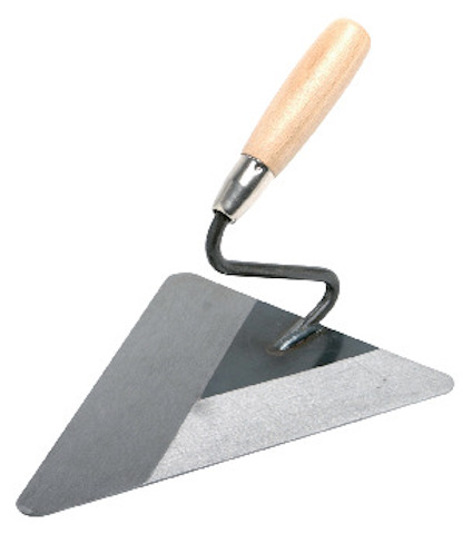 Murslev med trähandtag och ett trekantigt, metalliskt blad.