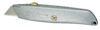 Grå universalkniv med logotyp "STANLEY 99E", utdragbart rakblad och metallhandtag med skruv och hjul för låsning.