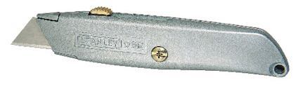 Grå universalkniv med logotyp "STANLEY 99E", utdragbart rakblad och metallhandtag med skruv och hjul för låsning.