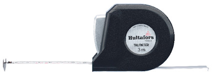 Mätband med svart hölje och utfälld metallisk mätare, text "Hultafors TALMETER 3m".