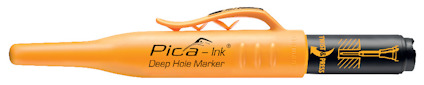 Orange djuphålsmärkare med svart lock, märkt "Pica-Ink Deep Hole Marker" och designbild på hylsan.