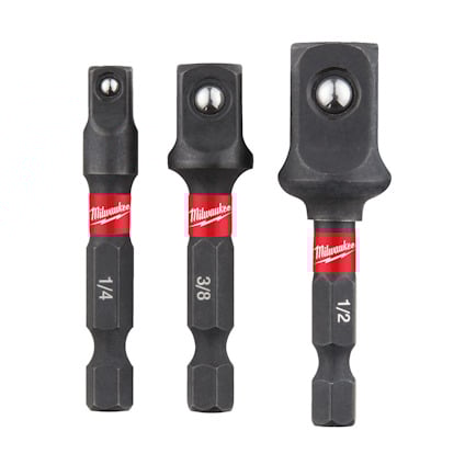 Tre svarta adapterbitar med röda Milwaukee-loggor, märkta med storlekarna 1/4, 3/8 och 1/2.