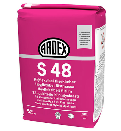 Vit förpackning med rött och svart tryck, märkt "ARDEX S 48" och "Högflexibel fästmassa".