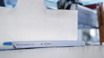 Vitt Bosch PRO Metal Sandwich precision sågblad mot oskarp bakgrund.