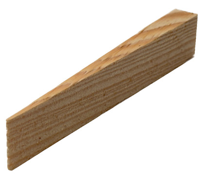 Trästicka med snedställd kilform, ljusbrun med synlig ådring.