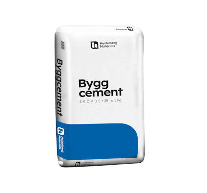 Vit cementpåse med texten "Byggcement", "SKÖVDE", "25 ± 1 kg" och logotypen för Heidelberg Materials.