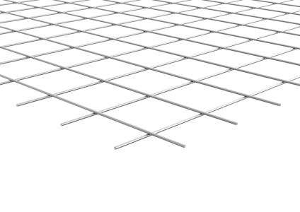 Metallnät med kvadratiska hål, diagonalt perspektiv, vit bakgrund.
